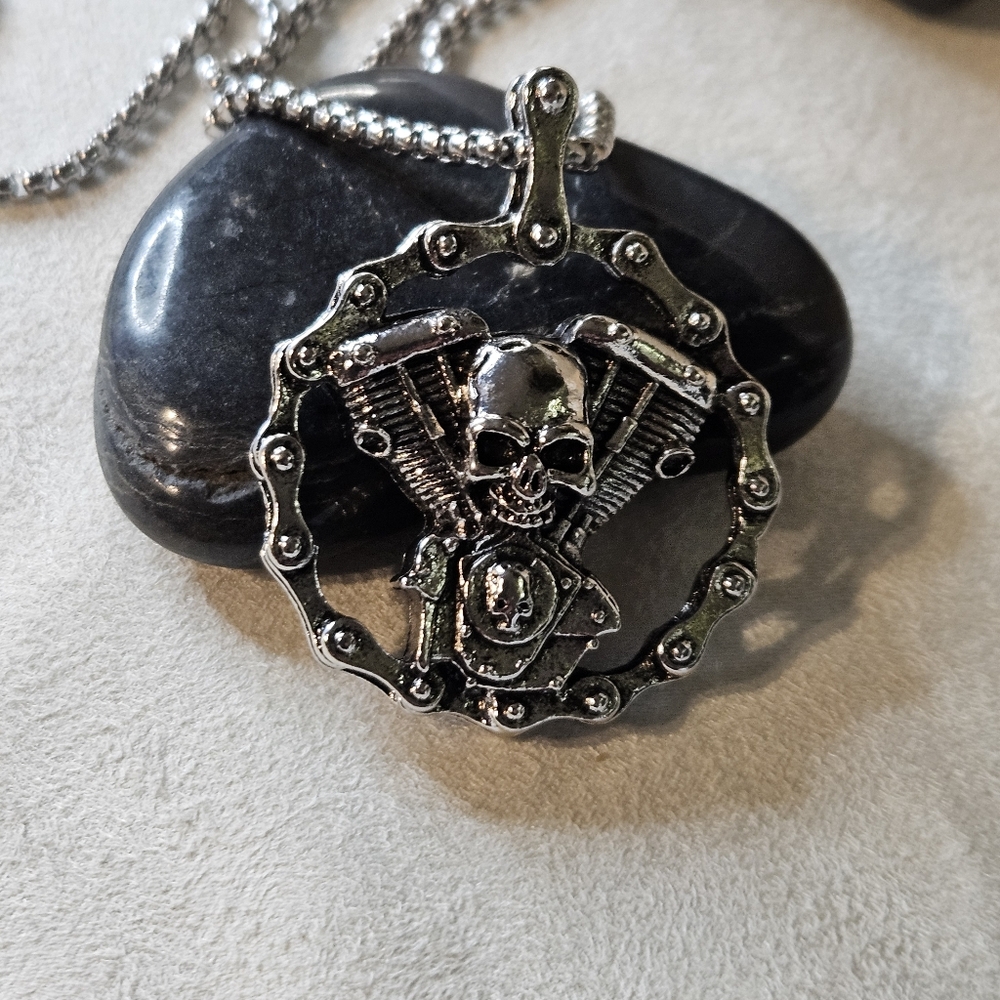 Men's Chain Motor Skull Pendant